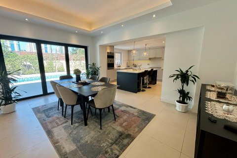 Villa in Meadows, Dubai, UAE 4 bedrooms, 540 sq.m. № 619372 - photo 8