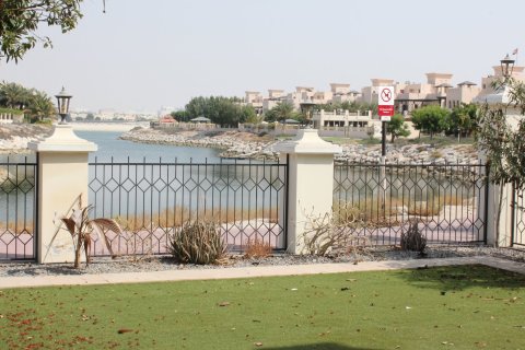 خانه شهری برای فروش در Al Hamra Village، Ras Al Khaimah، امارات متحده عربی 4 خوابه ، 253 متر مربع ، شماره 752235 - تصویر 4