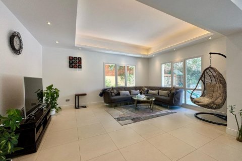 Villa in Dubai, UAE 4 bedrooms, 540 sq.m. № 617454 - photo 9