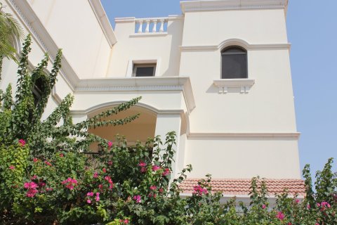 خانه شهری برای فروش در Al Hamra Village، Ras Al Khaimah، امارات متحده عربی 4 خوابه ، 253 متر مربع ، شماره 752235 - تصویر 2