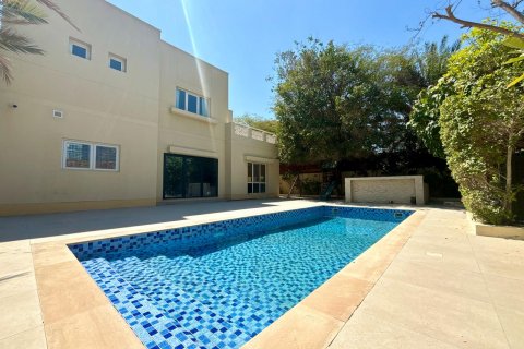 Villa in Meadows, Dubai, UAE 4 bedrooms, 540 sq.m. № 619372 - photo 2