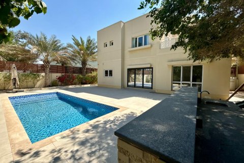 Villa in Meadows, Dubai, UAE 4 bedrooms, 540 sq.m. № 619372 - photo 1