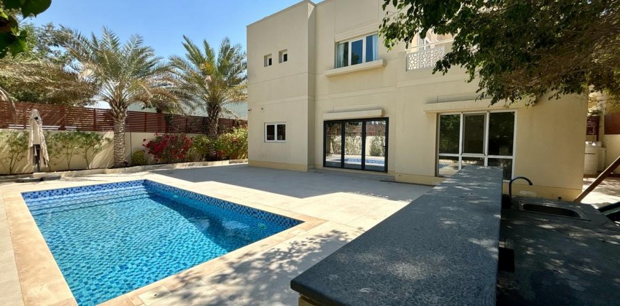Villa in Meadows, Dubai, UAE 4 bedrooms, 540 sq.m. № 619372