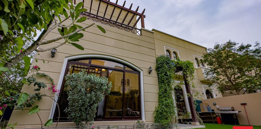 Townhouse in Dubai, UAE 4 bedrooms, 380.7 sq.m. № 591131