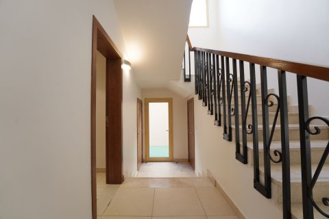 Commercial property in Al Raha Golf Gardens, Abu Dhabi, UAE 4 bedrooms, 522 sq.m. № 594302 - photo 9