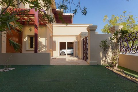 Commercial property in Al Raha Golf Gardens, Abu Dhabi, UAE 4 bedrooms, 522 sq.m. № 594302 - photo 4
