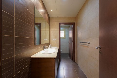 Commercial property in Al Raha Golf Gardens, Abu Dhabi, UAE 4 bedrooms, 522 sq.m. № 594302 - photo 18
