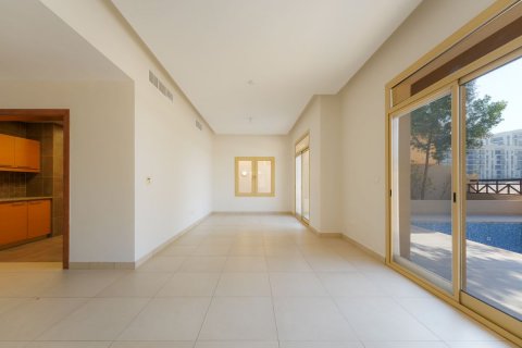Commercial property in Al Raha Golf Gardens, Abu Dhabi, UAE 4 bedrooms, 522 sq.m. № 594302 - photo 2