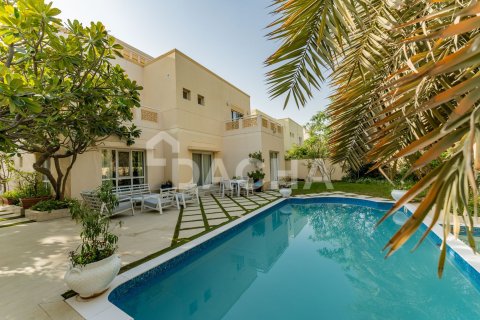 Vilë në Meadows, Dubai, Emiratet e Bashkuara Arabe 5 dhoma gjumi, 570 m2. № 717724 - Foto 2