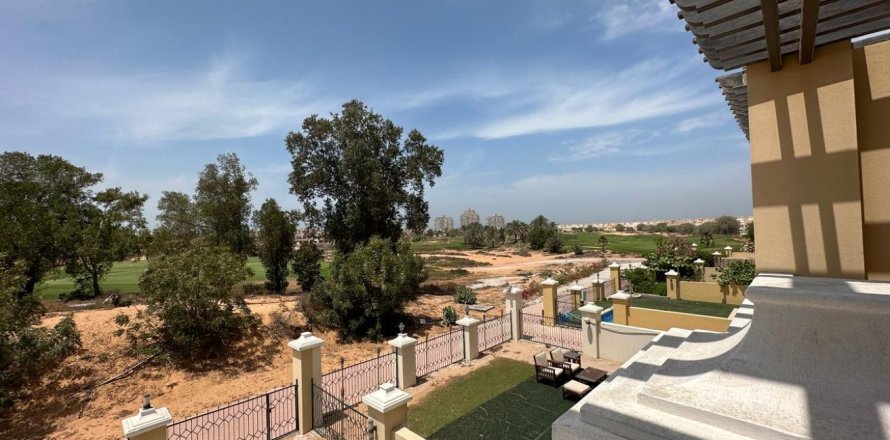 Řadový dům v Ras Al Khaimah, SAE 4 ložnice, 251 m² Č.: 734766