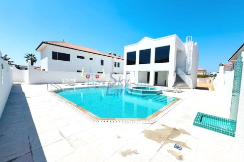 Vila u gradu Jumeirah, Dubai, UAE 5 spavaće sobe, 418.1 m2 Br. 662072 - Slika 2