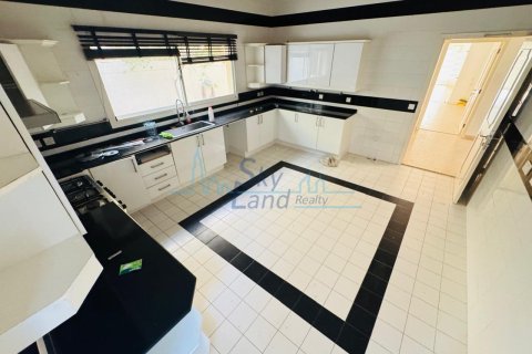 Huvila Umm Suqeim, Dubai, Arabiemiraatit 5 makuuhuonetta, 371.6 m2 № 662070 - kuva 8