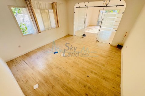 Huvila Umm Suqeim, Dubai, Arabiemiraatit 5 makuuhuonetta, 371.6 m2 № 662070 - kuva 7