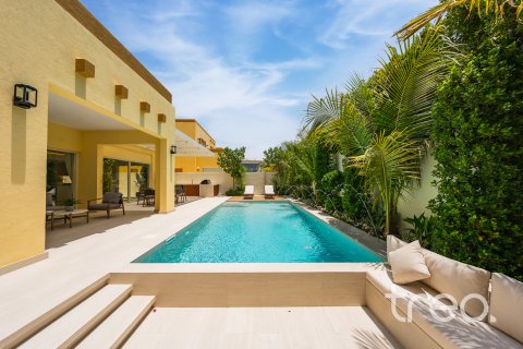 فيلا للبيع في Jumeirah Park، دبي، الإمارات العربية المتحدة 4 غرفة نوم ، 327.67 متر مربع ، رقم 733082 - صورة 4