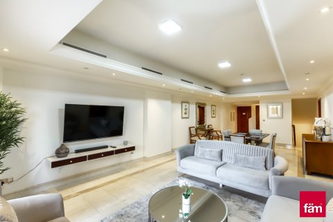 Apartment in Palm Jumeirah, Dubai, UAE 3 bedrooms, 455.9 sq.m. № 695344 - photo 2