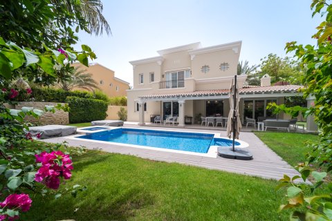 Villa in Discovery Gardens, Dubai, UAE 4 bedrooms, 362 sq.m. № 758437