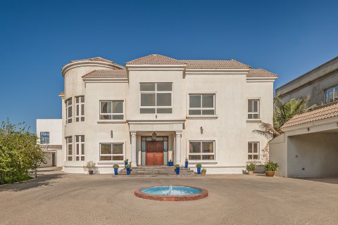 Villa in Al Barsha, Dubai, UAE 7 bedrooms, 2016 sq.m. № 764416 - photo 1
