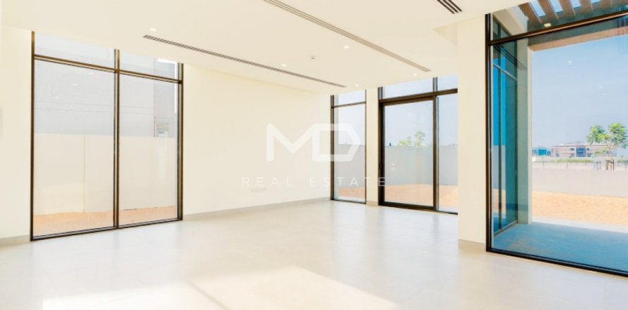 Vilë në Abu Dhabi, Emiratet e Bashkuara Arabe 4 dhoma gjumi, 423 m2. № 555170