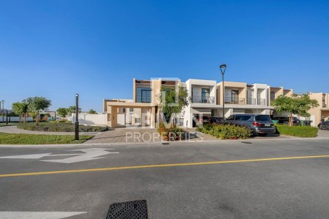 Villa in Dubai South (Dubai World Central), Dubai, UAE 4 bedrooms, 357 sq.m. № 684078 - photo 2