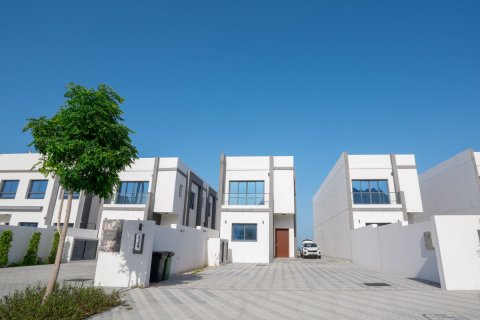 Hartanah komersil di Sharm, Fujairah, UAE 4 bilik tidur, 250 meter persegi № 594933 - foto 2