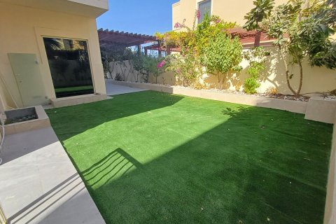 Commercial property in Al Raha Gardens, Abu Dhabi, UAE 5 bedrooms, 399 sq.m. № 594924 - photo 2