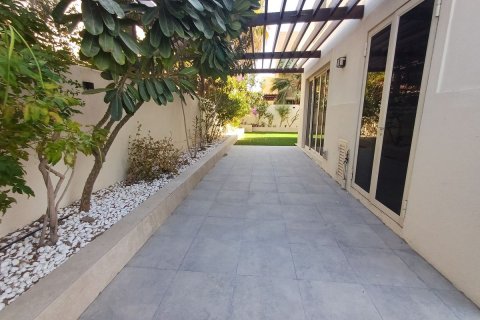 Commercial property in Al Raha Gardens, Abu Dhabi, UAE 5 bedrooms, 399 sq.m. № 594924 - photo 28