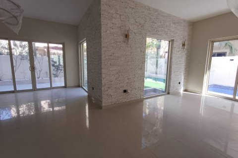 Commercial property in Al Raha Gardens, Abu Dhabi, UAE 5 bedrooms, 399 sq.m. № 594924 - photo 4