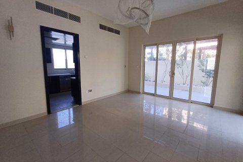 Commercial property in Al Raha Gardens, Abu Dhabi, UAE 5 bedrooms, 399 sq.m. № 594924 - photo 5