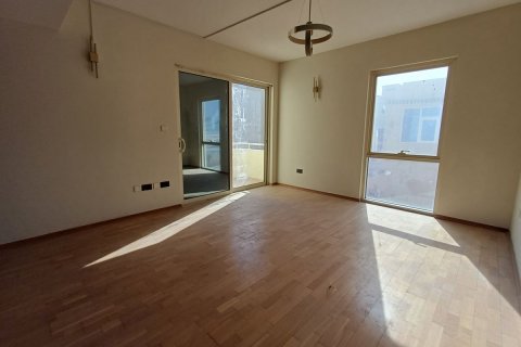 Commercial property in Al Raha Gardens, Abu Dhabi, UAE 5 bedrooms, 399 sq.m. № 594924 - photo 10