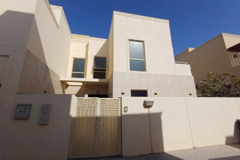Commercial property in Al Raha Gardens, Abu Dhabi, UAE 5 bedrooms, 399 sq.m. № 594924 - photo 1