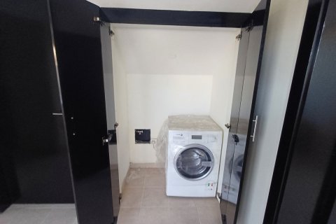Commercial property in Al Raha Gardens, Abu Dhabi, UAE 5 bedrooms, 399 sq.m. № 594924 - photo 21