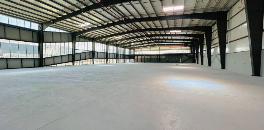 Magazinë në Dubai, Emiratet e Bashkuara Arabe 3530.3 m2. № 569328