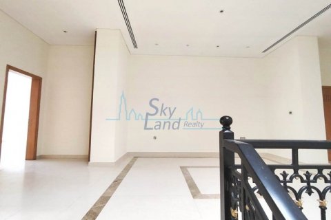 Villa in Jumeirah, Dubai, UAE 5 bedrooms, 464.5 sq.m. № 574515 - photo 2