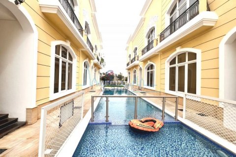 Villa in Jumeirah, Dubai, UAE 5 bedrooms, 464.5 sq.m. № 574515 - photo 1