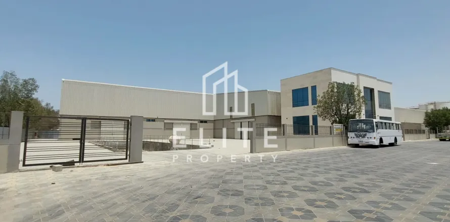 Entrepôt à Sharjah, EAU: 15121 m2 № 619930