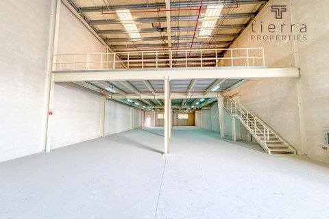 Warehouse in Dubai, UAE 715.3 sq.m. № 569343 - photo 2