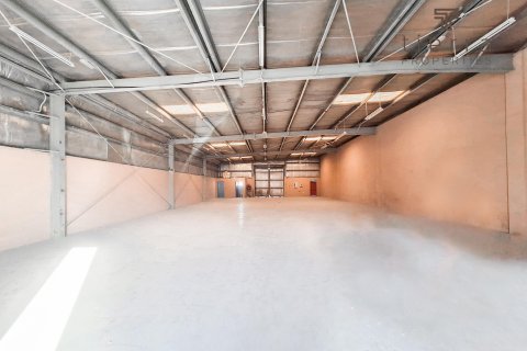 Warehouse in Al Qusais, Dubai, UAE 371.6 sq.m. № 569344 - photo 1