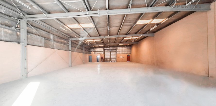 Warehouse in Al Qusais, Dubai, UAE 371.6 sq.m. № 569344