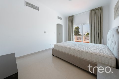 Villa til salg i Meadows, Dubai, UAE 4 soveværelser, 321.91 kvm № 741028 - foto 12