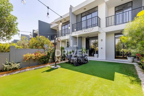 Villa in Motor City, Dubai, UAE 3 bedrooms, 252 sq.m. № 602269 - photo 1