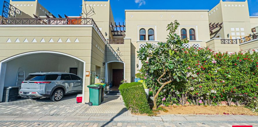 Townhouse in Dubai, UAE 4 bedrooms, 306.6 sq.m. № 751487