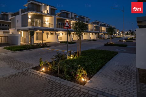 טאונהאוס להשכרה ב Dubai, איחוד האמירויות  3 חדרי שינה, 112.2 מ"ר, מספר 682320 - תמונה 2