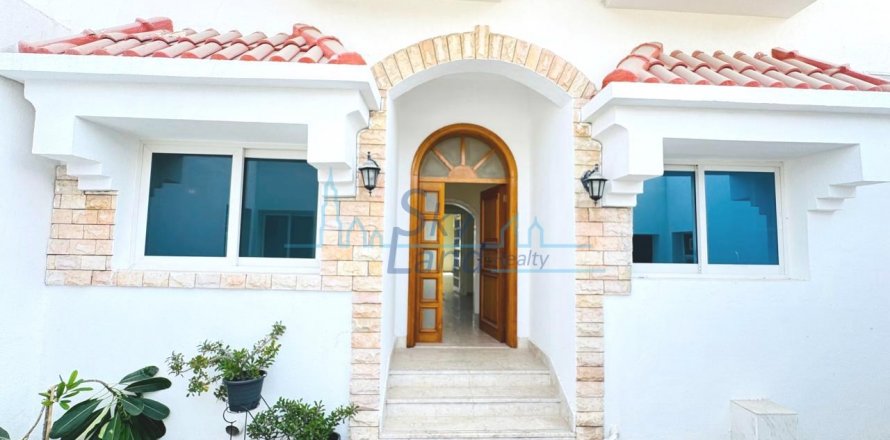 Villa a Umm Suqeim, Dubai, EAU 4 camere da letto, 325.2 mq. № 632134