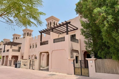 Купити таунхаус в Рас-эль-Хайма, ОАЕ 4 спальні, 251м2, № 735142 - фото 1