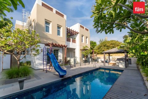 Villa itt: Dubai, EAE, 4 hálószoba, 594.6 m², azonosító: 720416