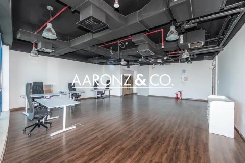 Oficiu de închiriat în Jumeirah Lake Towers, Dubai, EAU 68 mp.  №679386 - poză 2