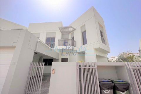 Vilë në Umm Suqeim, Dubai, Emiratet e Bashkuara Arabe 5 dhoma gjumi, 464.5 m2. № 632285 - Foto 1