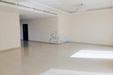 Vilë në Umm Suqeim, Dubai, Emiratet e Bashkuara Arabe 5 dhoma gjumi, 464.5 m2. № 632285 - Foto 4
