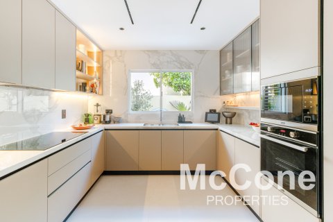 Villa in Meadows, Dubai, UAE 4 bedrooms, 538.84 sq.m. № 587462 - photo 12