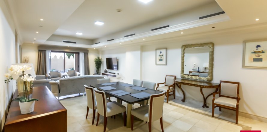 Townhouse in Palm Jumeirah, Dubai, UAE 3 bedrooms, 455.9 sq.m. № 546634